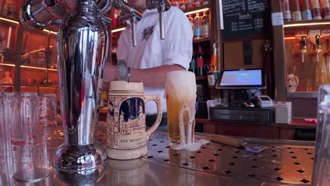 Bartender-pouring-beers-with-a-lot-of-foam