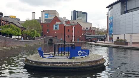 Canal-view-of-historical-Old-Turn-Junction-with-signpost-directions-to-Wolverhampton-and-Fazeley-in-Birmingham,-the-Midlands-of-England-UK