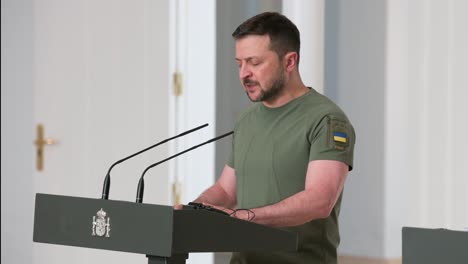 Volodymyr-Zelensky,-President-of-Ukraine,-speaks-to-the-media-about-a-military-agreement-with-Spain-at-Moncloa-Palace,-Madrid