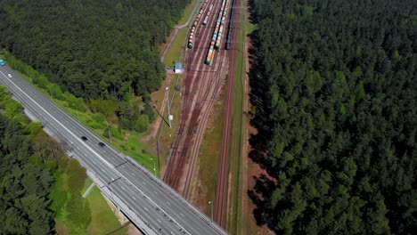 Vista-Aérea-Del-Puente-Que-Está-Construido-Sobre-Los-Rieles-Del-Tren