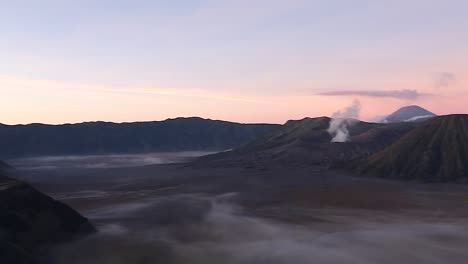 Mount-Bromo,-Sonnenaufgang.-Ost-Java,-Indonesien