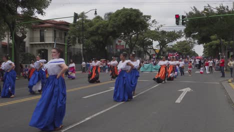 Mädchen-In-Traditioneller-Costa-ricanischer-Kleidung-Tanzen-Während-Der-Parade-Zum-Unabhängigkeitstag-In-Costa-Rica