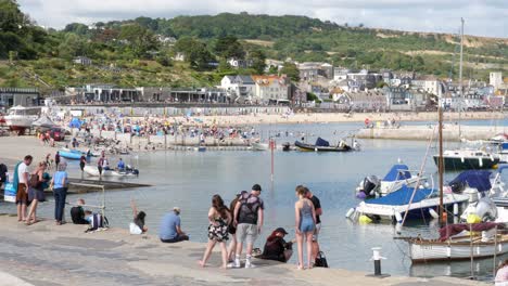 Lyme-Regis-Lleno-De-Turistas-Durante-El-Encierro