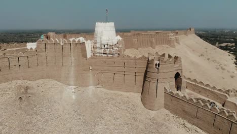 Vista-Aérea-De-La-Pared-Exterior-Del-Fuerte-Kot-Diji.