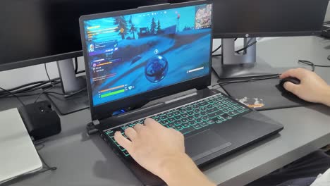 Mit-Baller-In-Fortnite-Auf-Einem-Gaming-Laptop-Spielen-Und-Springen