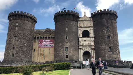 Mittelalterliche-Burg-Castel-Nuovo-Im-Zentrum-Von-Neapel-Mit-Einem-Banner-Gegen-Den-Biozid-Aktivismus-Und-Gegen-Illegale-Mülldeponien-–-Müllverbrennung