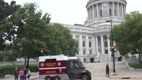 Vehículo-De-Paramédicos-De-Madison-E-Inclinación-Hacia-El-Capitolio.