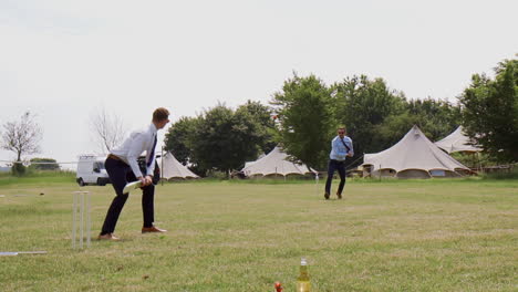 Invitados-A-La-Boda-Jugando-Al-Cricket-Invitados-A-La-Boda-Jugando-Al-Cricket