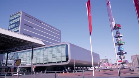 Rai-Amsterdam-Niederlande-Gebäude-Flaggen