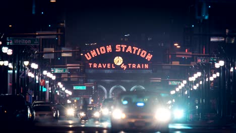 Time-lapse-of-night-time-traffic-on-the-17th-street-in-Denver,-Colorado