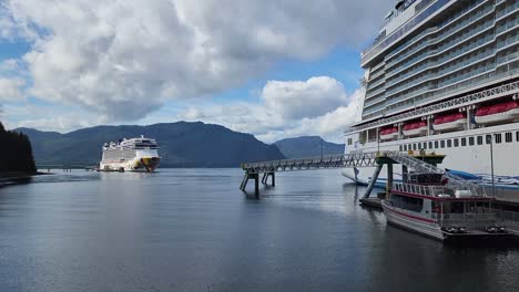 Cruceros-Noruegos-Bliss-And-Joy-Atracados-En-Hoonah,-Alaska,-En-El-Estrecho-De-Icy-Point