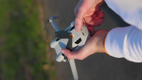 Imágenes-Verticales-De-Manos-Insertando-La-Batería-En-Un-Mini-Drone-Quadcopter.