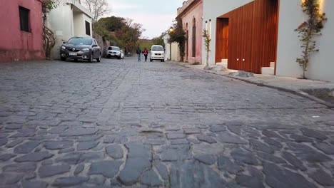 Caminando-Por-Calles-Del-Distrito-Histórico-De-La-Colonia-Del-Sacramento