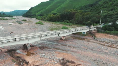 Un-Coche-Pasando-Por-Un-Puente-En-La-Provincia-De-Salta,-Argentina.