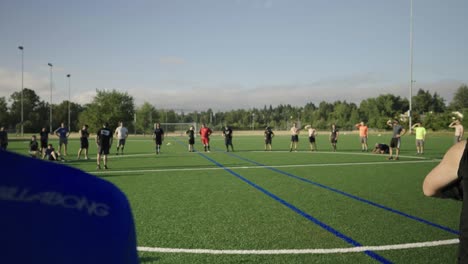 Hombres-Reunidos-Para-Realizar-Actividades-Deportivas-Inspirados-Y-Motivados.