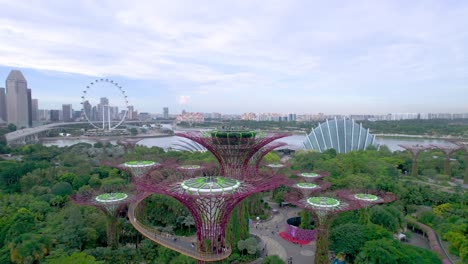 Vista-Aérea-4k-De-Los-Jardines-Junto-A-La-Bahía,-Singapur