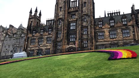 &quot;Rainbow-Of-Hope&quot;-Blumenregenbogen-Statischer-Blick-Nach-Oben-In-Edinburgh