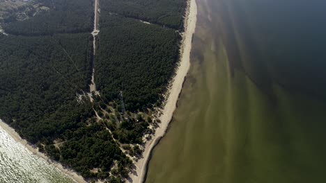 Vista-Aérea-De-La-Costa-Del-Mar-Báltico