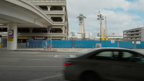 Blick-Auf-Den-Kontrollturm-Am-Kreisverkehr-LAX-Drop-offs-In-Los-Angeles,-Kalifornien