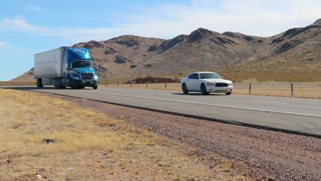 MVT-Mit-Einem-Anhänger-Voller-Produkte-Durch-Südwest-Texas