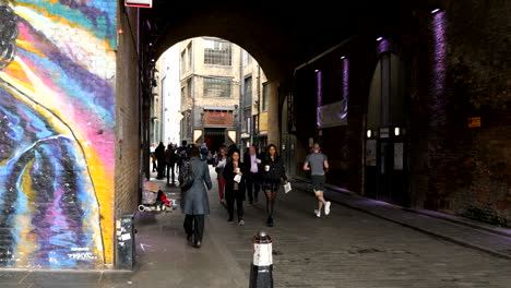 Corredor-Pasando-Por-Un-Mural-De-William-Shakespeare-En-Londres,-Reino-Unido