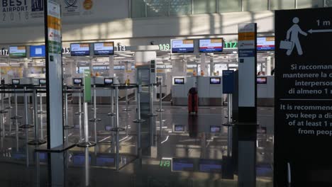 Empty-airport-in-Rome,-coronavirus-in-Italy,-panning-shot