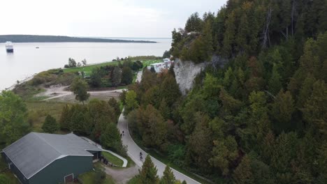 Nördliche-Insel-Mit-Felsigen-Klippen