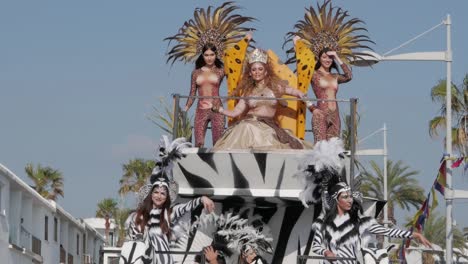 Aufnahmen-Der-Karnevalskönigin-Auf-Einem-Festwagen-In-Der-Afrikanischen-Themenparade-Beim-Karneval-In-Paphos