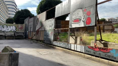 Revolutionary-art-and-text-adorns-the-walls-of-Beirut-downtown-against-the-current-government-in-Beirut,-Lebanon