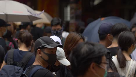 Nahaufnahme-Eines-Demonstranten-In-Hongkong,-Der-Höllengeld-In-Die-Luft-Wirft