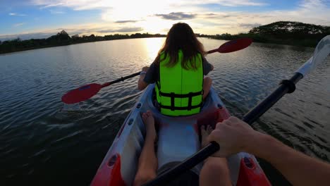 Vista-Pov:-Una-Pareja-Navegando-En-Kayak-Sincrónicamente-En-Un-Parque-Acuático-Al-Atardecer-En-Tailandia