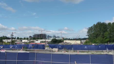 Panorámica-Lenta-Con-Vistas-A-La-Construcción-En-El-Lado-Este-De-Bellevue-Washington.