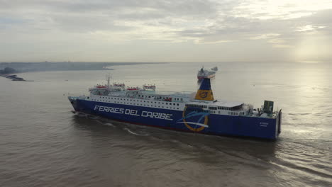 Ferry-boat-enters-Santo-Domingo-port