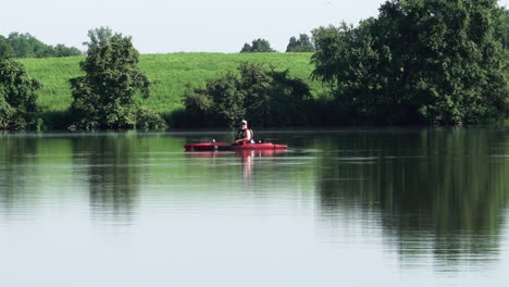 Stevens,-Pensilvania---25-De-Junio-De-2019:-Un-Hombre-Pescando-Y-Haciendo-Kayak-En-Un-Lago-En-Stevens,-Pensilvania,-El-25-De-Junio-De-2019