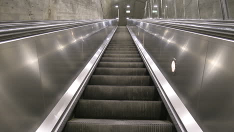 Modern-Escalator-Moving-Up-At-The-Nationaltheatret-Train-Station-In-Oslo,-Norway