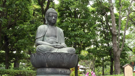 Static-shot,-of-a-monk-statue,-near-the-Asakusa-temple,-on-a-cloudy-summer-da,-in-Tokyo,-Japan