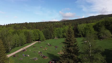 Toma-Aérea-De-Personas-Pasando-Tiempo-De-Calidad-Con-Sus-Hijos,-En-Lo-Alto-De-La-Montaña-Vitosha,-Junto-A-Sofía.