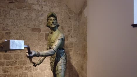 Exposición-De-Esculturas-De-Bronce-De-Soldados-Míticos-Que-Marcan-Las-Horas-En-El-Campanario-De-La-Ciudad-De-Dubrovnik.