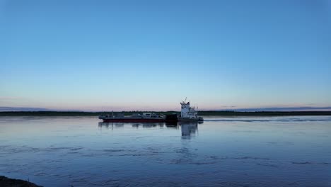 Eine-Fähre-Fährt-In-Der-Abenddämmerung-über-Einen-Fluss-Im-Fernen-Osten-Russlands