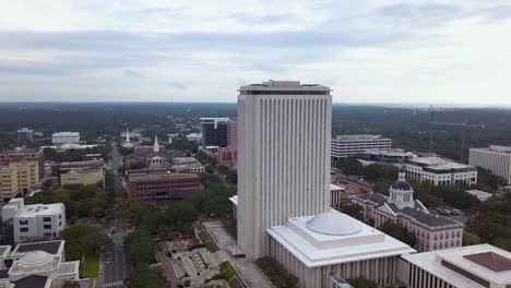 Rising-around-new-Florida-state-capitol-to-reveal-old-capitol-and-downtown-Tallahassee,-aerial