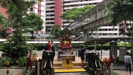 Thailändische-Opfergaben-Vor-Dem-Eingang-Zum-Golden-Mile-Komplex,-Aufgenommen-In-Singapur,-30.-Juni-2019