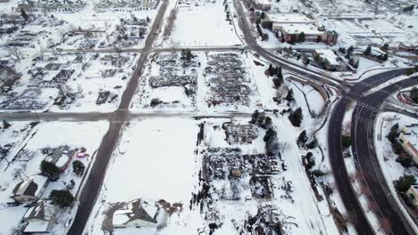 Vista-Aérea-De-Drones-De-Bloques-De-Vecindarios-Residenciales-Quemados-Cubiertos-De-Nieve-En-El-Condado-Superior-De-Boulder-En-Colorado,-EE.UU.,-Después-Del-Desastre-Del-Incendio-Forestal-De-Marshall