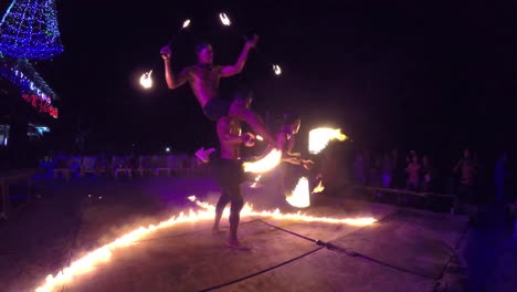 Eine-Feuertanzshow-Am-Späten-Abend-Auf-Der-Insel-Phi-Phi