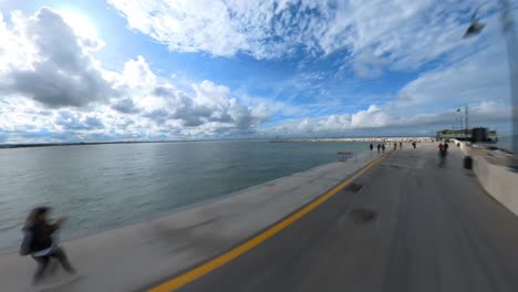 Seehafenpier-In-Rimini,-Italien.-Schwenk-Hyperlapse-Aufnahme