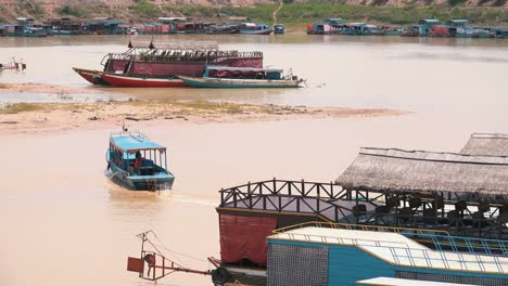 Bootsmanöver-Im-Hafen-Am-Tonle-Sap-See