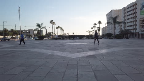 Personas-Que-Caminan-Por-La-Principal-Plaza-Administrativa-De-La-Ciudad-De-Meknes-Antes-Del-Atardecer.