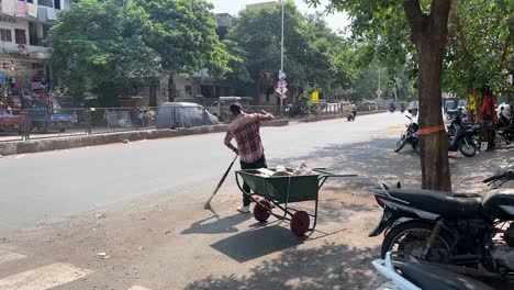 People-were-cleaning-the-road-and-clearing-the-garbage