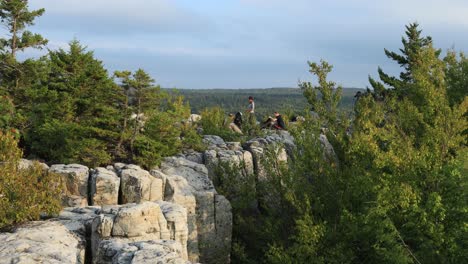 Un-Grupo-De-Excursionistas-Se-Reúnen-En-La-Cima-De-La-Formación-Rocosa-De-Cabeza-De-León-En-El-Desierto-De-Dolly-Sods,-Parte-Del-Bosque-Nacional-Monongahela-En-Virginia-Occidental.