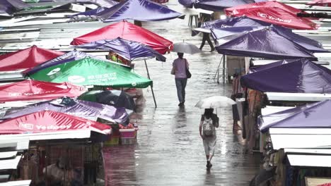 People-Walking-in-Ladies-Retail-Market-on-Rainy-Day,-Hong-Kong,-Slow-Motion