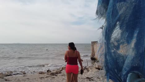 Mujeres-Hispanas-Y-Niños-Caminando-Por-La-Playa-En-México